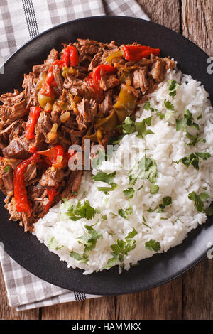 Cucina Latino Americana: Ropa vieja con riso close-up su una piastra. vista verticale da sopra Foto Stock