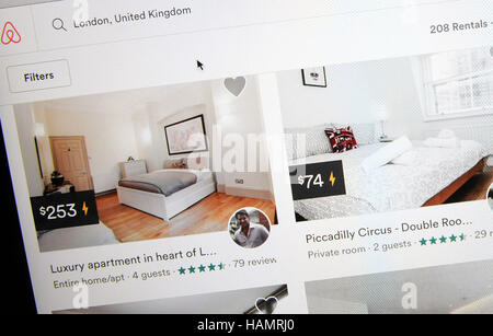 1 dicembre 2016 - Orlando, Florida, Stati Uniti - Il sito web di Airbnb visualizza home affitti in London, England sullo schermo di un computer a Orlando in Florida. In data 1 dicembre 2016, Airbnb ha annunciato per la prima volta che si potrebbe imporre un limite legale sul numero di notti in un anno un host a Londra e ad Amsterdam è in grado di affittare una casa. La restrizione che prende effetto nel gennaio, limiterebbe noleggi per 90 giorni di un anno a Londra e 60 giorni all anno in Amsterdam, per conformarsi a quanto precedentemente stabilito limiti imposti da tali città. (Paul Hennessy/Alamy) Foto Stock