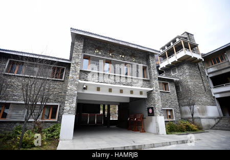 (161202) -- CHENGDU, Dicembre 2, 2016 (Xinhua) -- Foto scattata il 9 novembre 29, 2016 mostra la Wolong scuola primaria della Wolong Riserva Naturale Nazionale, a sud-ovest della Cina di provincia di Sichuan. Quasi 200 progetti di ricostruzione sono stati intrapresi dal governo di Hong Kong a un costo combinato di più di dieci miliardi di dollari di Hong Kong (1,29 miliardi di dollari) a seguito di un ordine di grandezza 8 Wenchuan terremoto che ha preso quasi 70.000 vive, secondo un rapporto pubblicato dal governo di Hong Kong verso la fine di novembre. Questi progetti sono stati dispersi in 12 città e prefetture di Sichuan. Venti-tre di loro sono loca Foto Stock