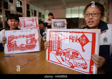 Linxi cinese nella provincia di Hebei. 2° dic, 2016. Gli studenti delle scuole medie mostrano la loro carta-lavori di taglio durante un evento per contrassegnare il traffico nazionale di sicurezza nel giorno Linxi contea di Xingtai, città del nord della Cina nella provincia di Hebei, Dicembre 2, 2016. © Huang Tao/Xinhua/Alamy Live News Foto Stock