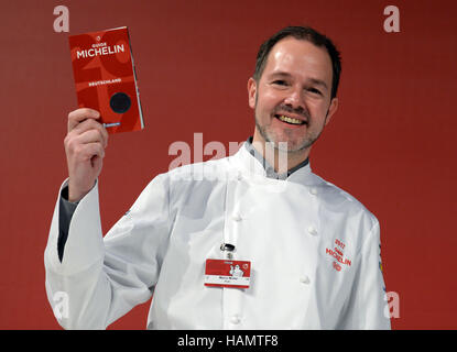 Berlino, Germania. 1 dicembre, 2017. Lo Chef Marco Mueller da Berlino celebra la sua seconda stella Michelin durante la presentazione della guida ristoranti "Guida Michelin 2017" di Berlino, Germania, 1 dicembre 2017. Foto: Britta Pedersen/dpa/Alamy Live News Foto Stock