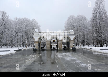 Varsavia, Polonia. 2° dic, 2016. Polonia: meteo neve e nuvole a temperatura di congelamento nella città di Varsavia nel Dicembre 2, 2016 a Varsavia in Polonia. Credito: Madeleine Ratz/Alamy Live News Foto Stock