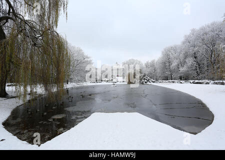 Varsavia, Polonia. 2° dic, 2016. Polonia: meteo neve e nuvole a temperatura di congelamento nella città di Varsavia nel Dicembre 2, 2016 a Varsavia in Polonia. Credito: Madeleine Ratz/Alamy Live News Foto Stock