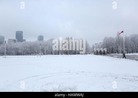 Varsavia, Polonia. 2° dic, 2016. Polonia: meteo neve e nuvole a temperatura di congelamento nella città di Varsavia nel Dicembre 2, 2016 a Varsavia in Polonia. Credito: Madeleine Ratz/Alamy Live News Foto Stock