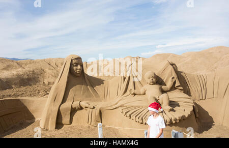 Presepe scena sabbia scupture sulla spiaggia di Las Canteras a Las Palmas, Gran Canaria Foto Stock