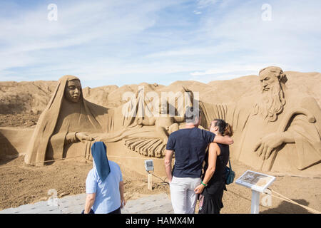 Presepe scena sabbia scupture sulla spiaggia di Las Canteras a Las Palmas, Gran Canaria Foto Stock