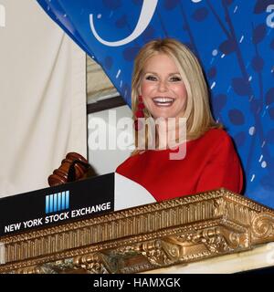 New York, NY, STATI UNITI D'AMERICA. 1 dicembre, 2016. Christie Brinkley presso lo squillo della campana del New York Stock Exchange per Christie Brinkley anelli campana di chiusura della Borsa di New York, New York Stock Exchange, New York, NY Dicembre 1, 2016. Credito: RCF/Everett raccolta/Alamy Live News Foto Stock