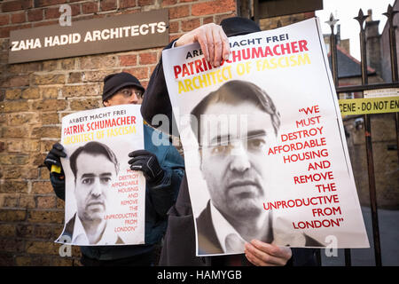 Londra, Regno Unito. 30 Novembre, 2016. Anti-capitalista gruppo classe guerra e altri manifestanti al di fuori degli uffici di Londra di Zaha Hadid Architects di Londra contro il loro direttore Patrik Schumacher la conferenza di Berlino sull'alloggiamento di Londra crisi in cui egli ha suggerito l'eliminazione di tutte le forme di edilizia sociale e per la privatizzazione di tutto lo spazio pubblico della città. © Guy Corbishley/Alamy Live News Foto Stock