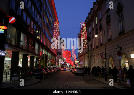 Vienna, Austria. 2° dic, 2016. Una strada di Vienna è decorata con decorazione di Natale. La vita di Vienna continua a ritmo normale in Avvento, due giorni prima di rieseguire austriache della elezione presidenziale. Credito: Michael Debets/Alamy Live News Foto Stock