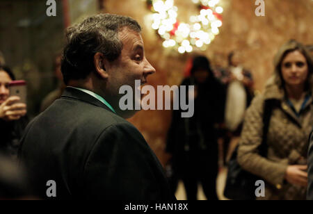 New York, New York, Stati Uniti d'America. 02Dec, 2016. Governatore Chris Christie (Repubblicano del New Jersey) passeggiate attraverso la lobby di Trump Tower USA, 02 dicembre 2016. Credito: Justin Lane/Piscina via CNP /MediaPunch Credito: MediaPunch Inc/Alamy Live News Foto Stock