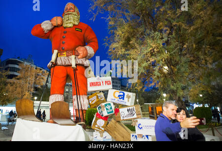 Granada, Spagna. 02Di Dec, 2016. La più grande Santa Claus ( Papa Noel ) in Euope è stato rivelato nella città di Granada. Il 7 e un mezzo metro di altezza statua pesi 3 tonns. © Lazar Gergo Foto Stock