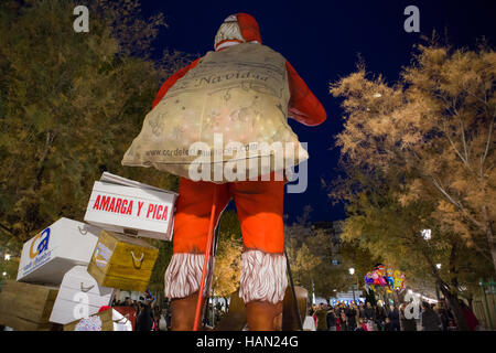 Granada, Spagna. 02Di Dec, 2016. Centinaia di persone si sono radunate per vedere la statua. © Lazar Gergo Foto Stock