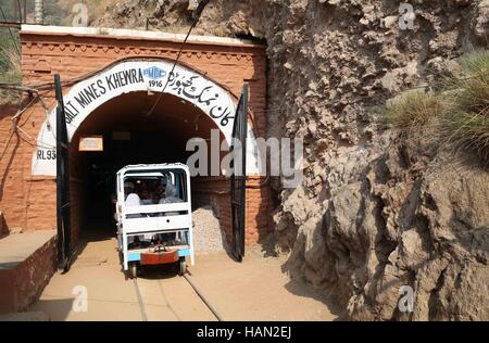 (161203) -- KHEWRA (Pakistan), Dicembre 3, 2016 (Xinhua) -- i turisti visita alle miniere di sale di Khewra da mini treno nel distretto di Jhelum, in Pakistan, il 1 dicembre, 2016. (Xinhua/Liu Tian) (aa) Foto Stock