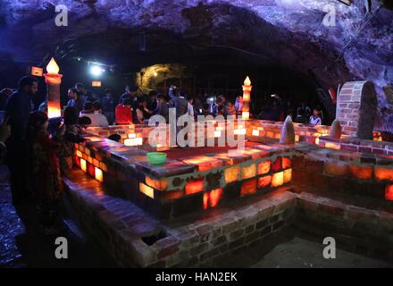 (161203) -- KHEWRA (Pakistan), Dicembre 3, 2016 (Xinhua) -- Foto scattata il 1 dicembre, 2016 mostra una moschea costruita da mattoni di sale nelle miniere di sale di Khewra nel distretto di Jhelum, Pakistan. (Xinhua/Liu Tian) (aa) Foto Stock