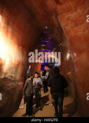 (161203) -- KHEWRA (Pakistan), Dicembre 3, 2016 (Xinhua) -- i turisti visita alle miniere di sale di Khewra nel distretto di Jhelum, in Pakistan, il 1 dicembre, 2016. (Xinhua/Liu Tian) (aa) Foto Stock