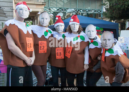 Londra, Regno Unito. 3 dicembre, 2016. I partecipanti indossano Vladimir Putin maschere prendere parte al grande ostacolo budino di gara per raccogliere fondi per la ricerca sul cancro UK Credit: amer ghazzal/Alamy Live News Foto Stock