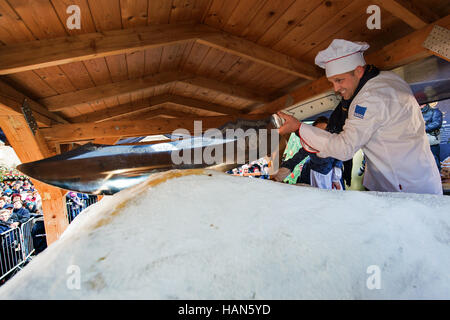 Dresden, Germania. 03 Dic, 2016. Dresden, Germania. 03 Dic, 2016. La cottura-master Rene Krause il taglio del 3,55 metri lungo, 1,73 metri di larghezza, 88 centimetro-alto e 2.872 kg-peso Stollen gigante natale torta di frutta in occasione dell apertura del XXIII Stollenfest al Striezelmarkt di Dresda, in Germania, 03 dicembre 2016. Come molti come 35 panettieri e pasticceri hanno assemblato la torta gigante che produce 359 singole bramme, ogni otto chilogrammi. Per la creazione, 675 chilogrammi di burro, 180 chilogrammi di zucchero e alcuni 1,35 milioni di uva sultanina sono stati utilizzati. © dpa picture allian Foto Stock