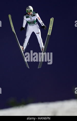 Il concorso di Klingenthal, in Germania. 02Dec, 2016. Atleta polacco Klemens Muranka in azione durante il Skijumping di Coppa del Mondo a Klingenthal, in Germania, 02 dicembre 2016. Foto: Jan Woitas/dpa-Zentralbild/dpa/Alamy Live News Foto Stock