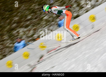 Il concorso di Klingenthal, in Germania. 02Dec, 2016. Atleta sloveno Domen Prevc in azione durante il Skijumping di Coppa del Mondo a Klingenthal, in Germania, 02 dicembre 2016. Foto: Jan Woitas/dpa-Zentralbild/dpa/Alamy Live News Foto Stock