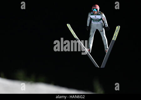 Il concorso di Klingenthal, in Germania. 02Dec, 2016. Atleta polacco Dawid Kubacki in azione durante il Skijumping di Coppa del Mondo a Klingenthal, in Germania, 02 dicembre 2016. Foto: Jan Woitas/dpa-Zentralbild/dpa/Alamy Live News Foto Stock