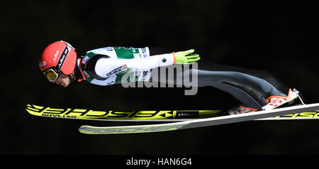 Il concorso di Klingenthal, in Germania. 02Dec, 2016. Atleta finlandese Jarkko Määttä in azione durante il Skijumping di Coppa del Mondo a Klingenthal, in Germania, 02 dicembre 2016. Foto: Hendrik Schmidt/dpa-Zentralbild/dpa/Alamy Live News Foto Stock