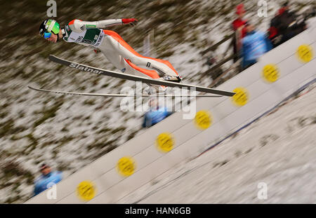 Il concorso di Klingenthal, in Germania. 02Dec, 2016. Atleta sloveno Domen Prevc in azione durante il Skijumping di Coppa del Mondo a Klingenthal, in Germania, 02 dicembre 2016. Foto: Jan Woitas/dpa-Zentralbild/dpa/Alamy Live News Foto Stock