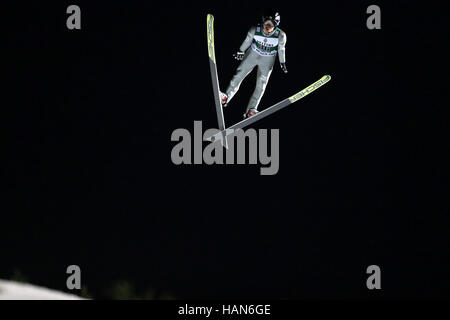 Il concorso di Klingenthal, in Germania. 02Dec, 2016. Atleta giapponese Kento Sakuyama in azione durante il Skijumping di Coppa del Mondo a Klingenthal, in Germania, 02 dicembre 2016. Foto: Jan Woitas/dpa-Zentralbild/dpa/Alamy Live News Foto Stock