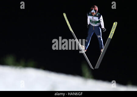 Il concorso di Klingenthal, in Germania. 02Dec, 2016. Atleta giapponese Taku Takeuchi in azione durante il Skijumping di Coppa del Mondo a Klingenthal, in Germania, 02 dicembre 2016. Foto: Jan Woitas/dpa-Zentralbild/dpa/Alamy Live News Foto Stock