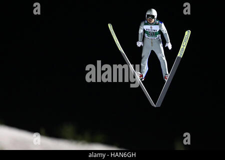 Il concorso di Klingenthal, in Germania. 02Dec, 2016. Atleta giapponese Daiki Ito in azione durante il Skijumping di Coppa del Mondo a Klingenthal, in Germania, 02 dicembre 2016. Foto: Jan Woitas/dpa-Zentralbild/dpa/Alamy Live News Foto Stock