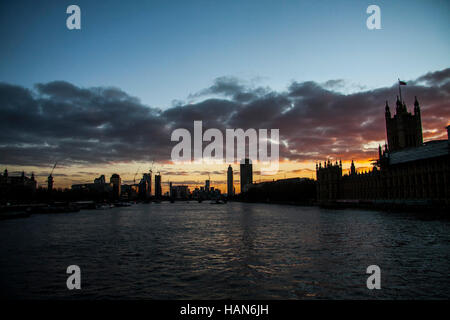 Londra, Regno Unito. 3 dicembre, 2016. Le case del Parlamento e il Palazzo di Westminster si stagliano contro un colorato tramonto autunnale Credito: amer ghazzal/Alamy Live News Foto Stock