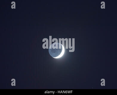 Londra, Regno Unito. Il 3° dicembre 2016. Un 16% di luna crescente con luminosi earthshine (luce solare riflessa dalla Terra illuminando la porzione non illuminata della superficie lunare) nella zona non illuminata di sera nel sud est cielo sopra il Regno Unito. Credito: Malcolm Park editoriale/Alamy Live News. Foto Stock