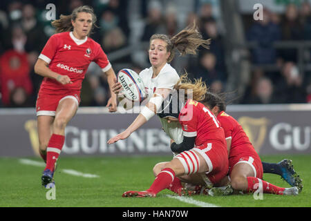 Londra, Regno Unito. 26 Nov, 2016. L'Inghilterra del Emily Scarratt (C) viene portato verso il basso dal canadese giocatori durante le donne del Rugby Union partita di rugby tra Inghilterra e Canada a Londra, Inghilterra, 26 novembre 2016. Foto: Jürgen Keßler/dpa/Alamy Live News Foto Stock