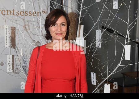 Monaco di Baviera, Germania. 02Dec, 2016. Giornalista Sandra Maischberger in corrispondenza di un pasto per celebrare l avvento Natale ospitato dall'emittente televisiva tedesca ARD a Monaco di Baviera, Germania, 02 dicembre 2016. Foto: Felix Hörhager/dpa/Alamy Live News Foto Stock