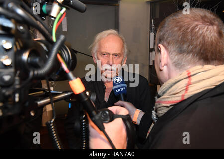 Monaco di Baviera, Germania. 02Dec, 2016. Attore Tilo Prückner in corrispondenza di un pasto per celebrare l avvento Natale ospitato dall'emittente televisiva tedesca ARD a Monaco di Baviera, Germania, 02 dicembre 2016. Foto: Felix Hörhager/dpa/Alamy Live News Foto Stock