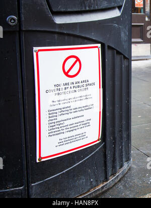 Area coperta da un ordine di protezione dello spazio pubblico. Accedi a Dustbin a Blackpool, Lancashire, Regno Unito Foto Stock