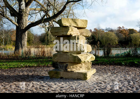 Pila di rocce la scultura a Wicksteed Park, Kettering, Northamptonshire, England, Regno Unito Foto Stock