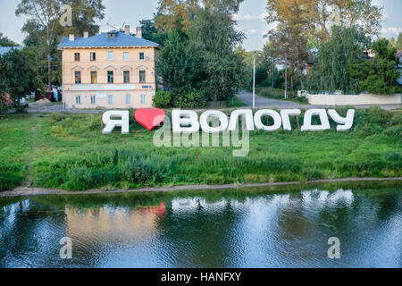 L'oggetto d'arte con la scritta "Io amo Vologda' sulla banca del fiume di Vologda Foto Stock