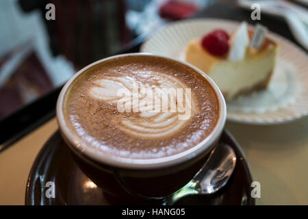 Fresh calda tazza di caffè con latte art Shanghai Foto Stock