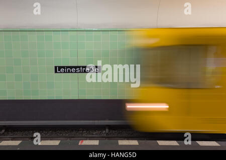 Il giallo alla metropolitana treno in movimento su Berlin Alexanderplatz stazione della metropolitana. Foto Stock