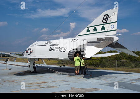 Ragazzo cerca nel motore del Phantom F4 sulla USS Yorktown Charleston Foto Stock