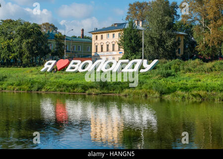 Vologda, Russia. l'oggetto d'arte con la scritta "Io amo Vologda' sulla banca del fiume di Vologda Foto Stock