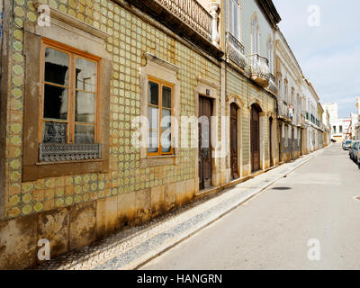 Street nella città vecchia di Faro - regione di Algarve, PORTOGALLO Foto Stock