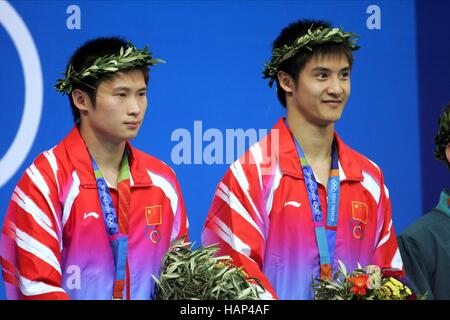 LIANG TIAN & JINGHUI YANG OLYMPIC 10 M SYNCHRO DIVING Atene GRECIA 14 Agosto 2004 Foto Stock