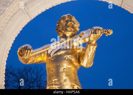 VIENNA, Austria - gennaio 15,2013: Johann Strauss II bronze memorial da Vienna Stadtpark da Edmund Hellmer dall anno 1921 in inverno al tramonto. Foto Stock