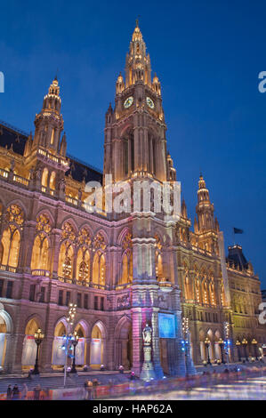 VIENNA, Austria - 13 febbraio 2010:municipio (Rathaus) e scating d'inverno. Foto Stock