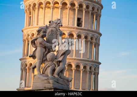 Pisa - gli angoli la scultura e la torre pendente nella luce della sera Foto Stock