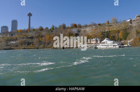 Cascate del Niagara, Canada - 13 novembre 2016: la Torre Skylon è una torre di osservazione che si affaccia alle Cascate del Niagara Foto Stock