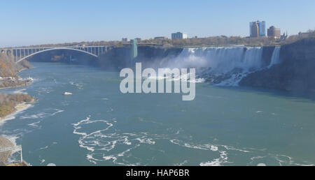 Cascate del Niagara, Canada - 13 novembre 2016: Arcobaleno ponte di collegamento tra gli Stati Uniti e il Canada Foto Stock