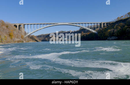 Cascate del Niagara, Canada - 13 novembre 2016: Arcobaleno ponte di collegamento tra gli Stati Uniti e il Canada Foto Stock