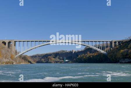 Cascate del Niagara, Canada - 13 novembre 2016: Arcobaleno ponte di collegamento tra gli Stati Uniti e il Canada Foto Stock